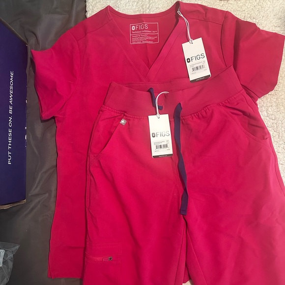 Figs Vibrant Pink Scrub Set - Picture 3 of 5